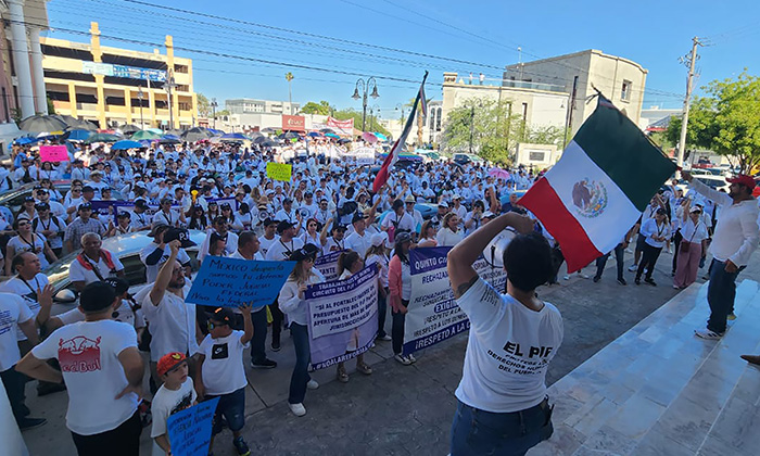 Marchan trabajadores del Poder Judicial al Congreso