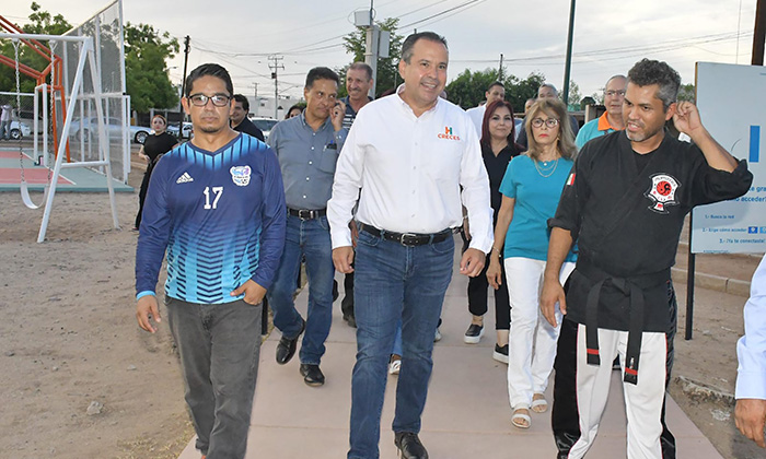 Entrega Toño Astiazarán parque remodelado en la colonia Sonacer