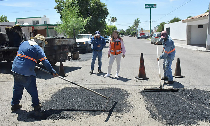 Realizan jornada de bacheo en la colonia Bugambilias