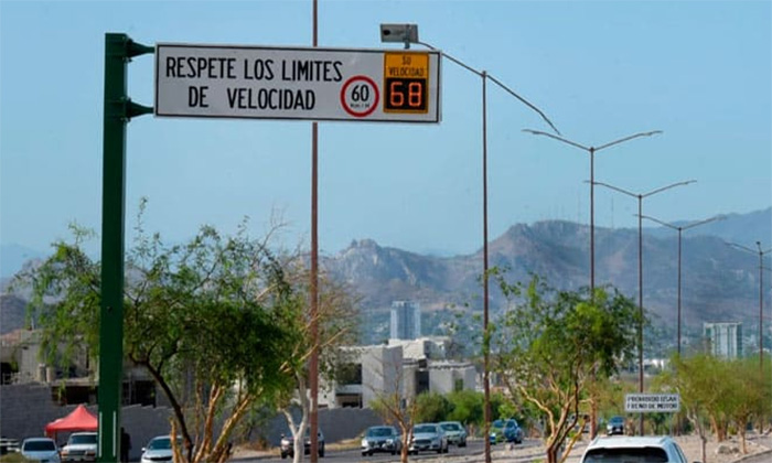 Funcionan seis radares de velocidad con energía solar en la ciudad