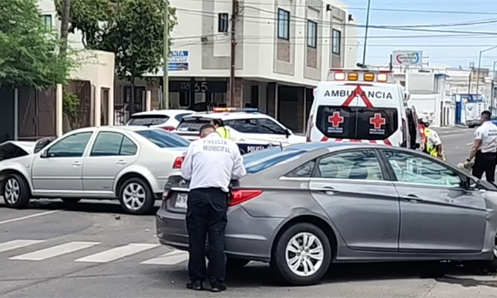 Colisionan dos automóviles sedán en la colonia San Benito