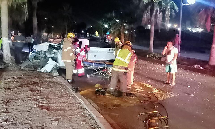 Se impacta conductora contra barda en Guaymas