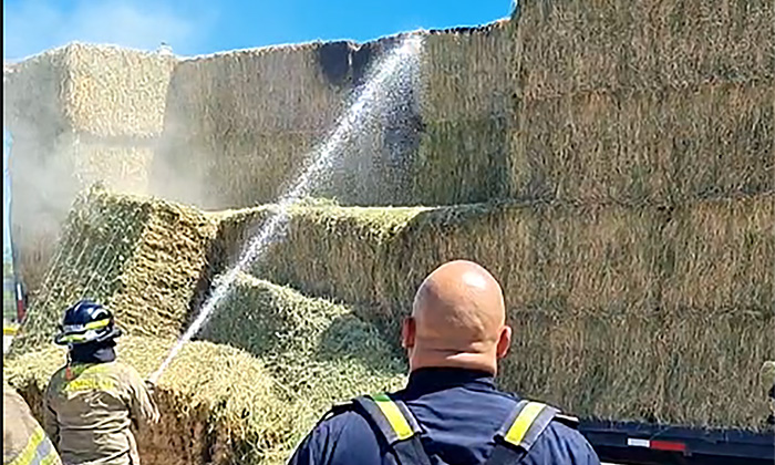 Sofocan incendio en camión cargado con alfalfa; Elementos de Bomberos