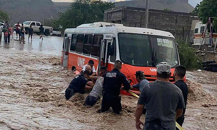 Auxilian a pasajeros varados en arroyo en la colonia Laura Alicia Frías