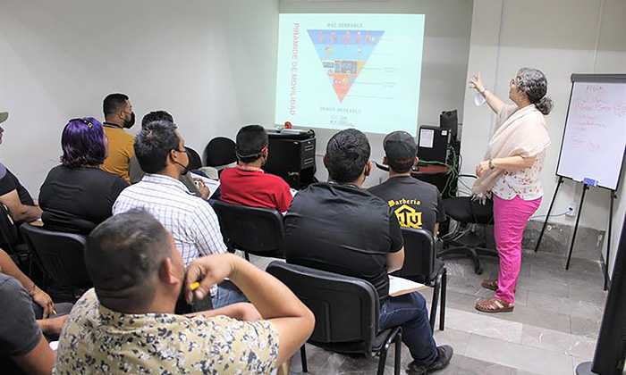 Ofrecerán curso de lenguaje de señas a choferes