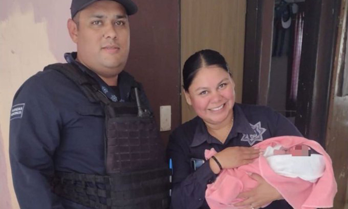 Atienden policías nacimiento de una niña en la colonia Los Portales