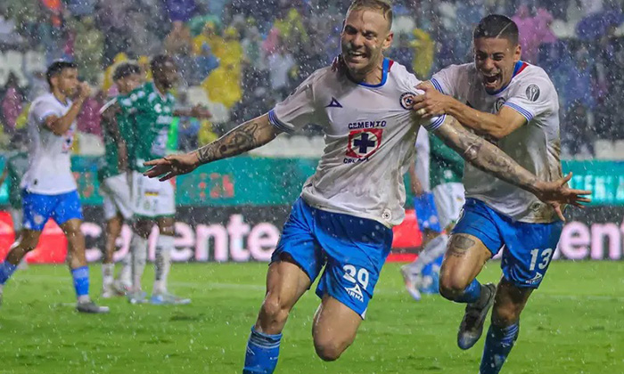 Cruz Azul remonta, mantiene invicto y retoma su sitio como líder