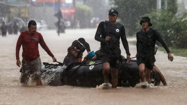 Tormenta tropical John deja a Acapulco incomunicado y severamente afectado por inundaciones