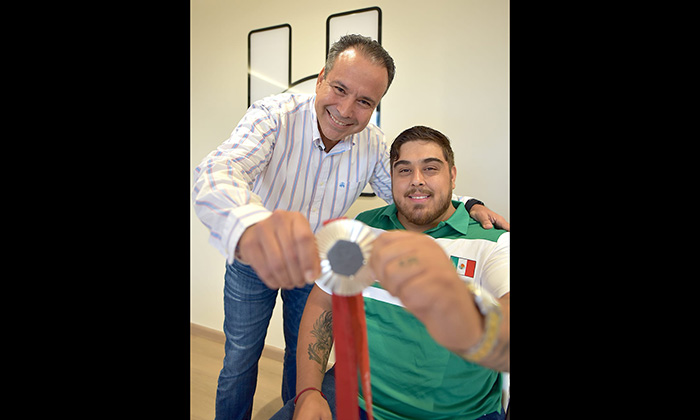 Reconoce Toño Astiazarán a medallista paralímpico