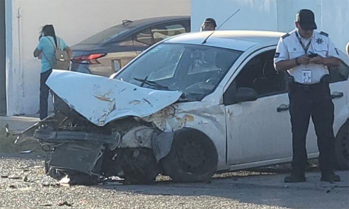 Choca auto y camión urbano en la colonia Olivares