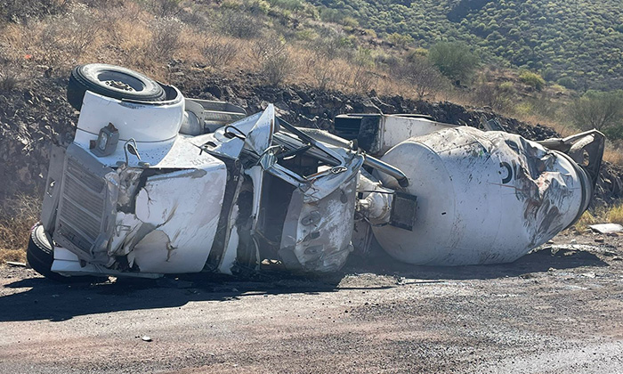 Vuelca “trompo” con cemento en la carretera del libramiento de Guaymas