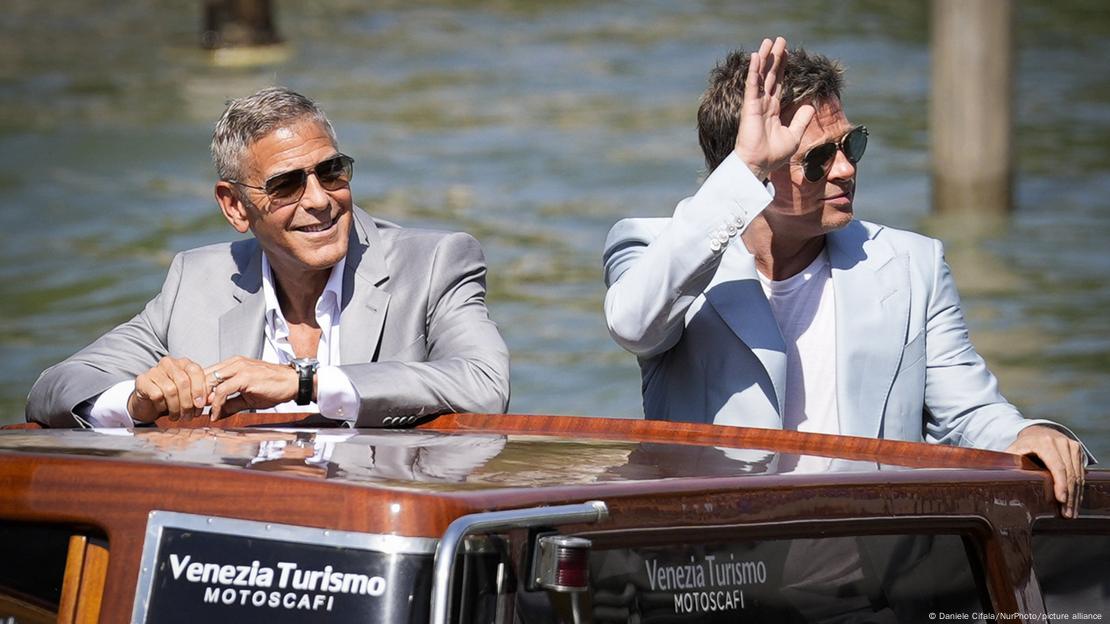 Revolucionaron Brad Pitt y George Clooney la alfombra roja del Festival de Venecia con el estreno de “Wolfs”