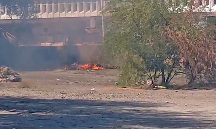 Sofocan bomberos incendio a un costado de la Casa de la Cultura