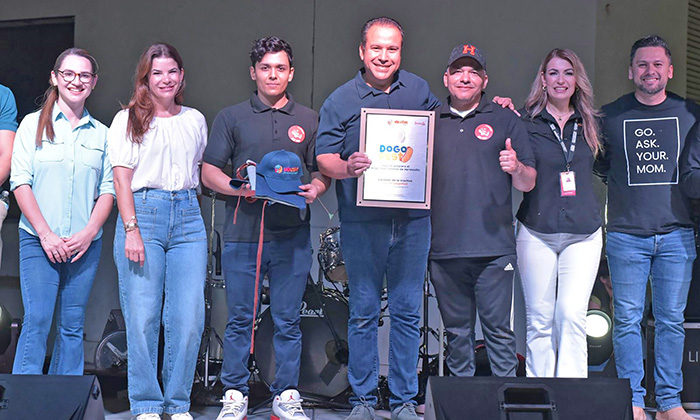 Premian a ganador de “Dogo Fest”; El presidente municipal, Antonio Astiazarán y su esposa Patricia Ruibal