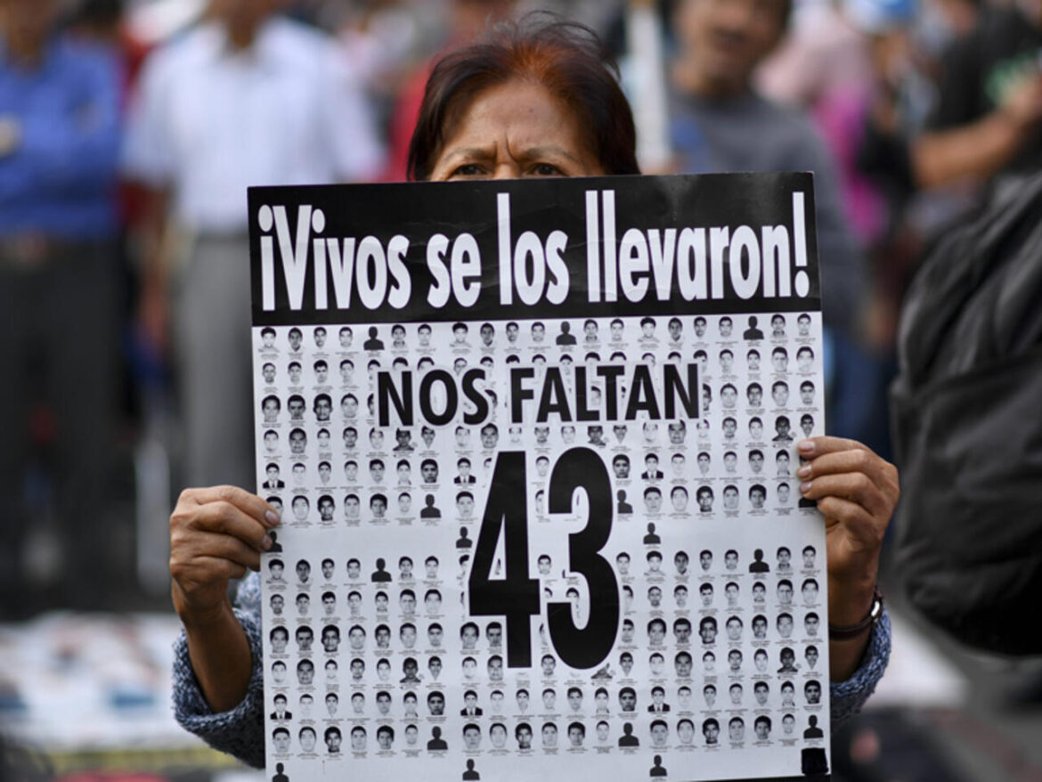 AMLO reiteró su tristeza por los 43 de Ayotzinapa y pidió una marcha pacífica en su décimo aniversario