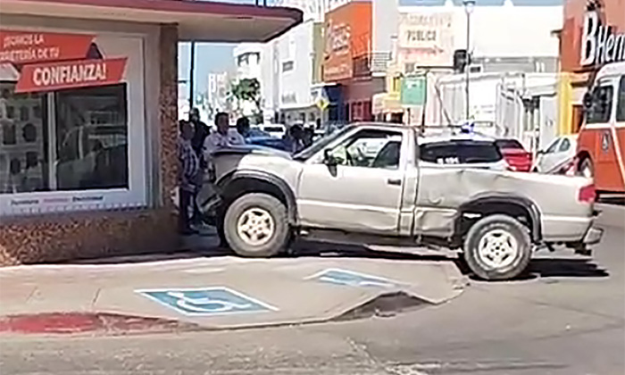 Choca y casi se mete a comercio en pleno Centro de Hermosillo