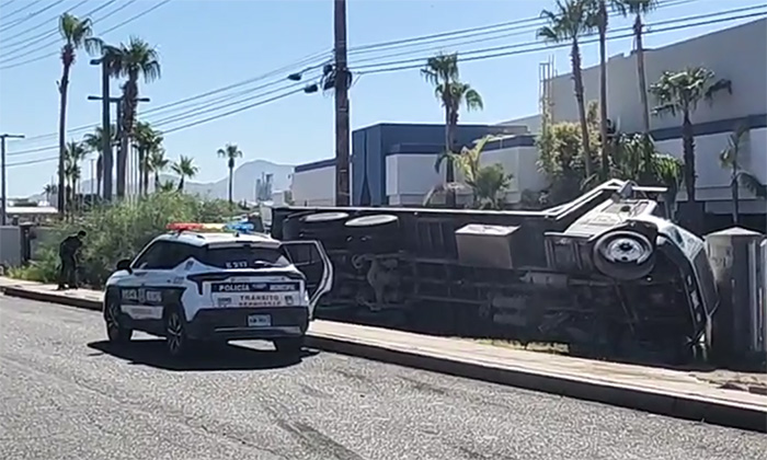 Vuelca tráiler y choca contra cerco en el Parque Industrial