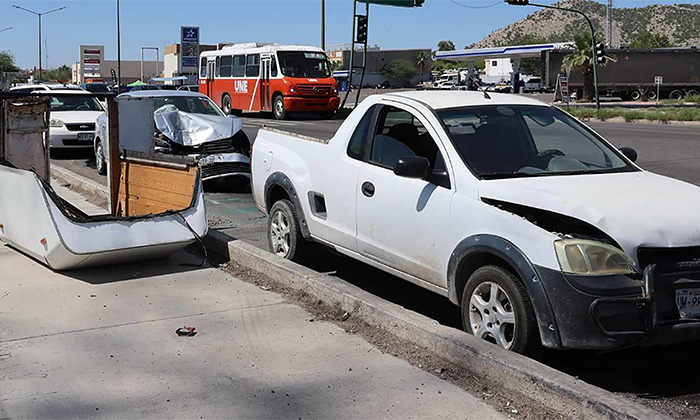 Deja carambola daños en autos en los bulevares De los Ganaderos y Los Lagos