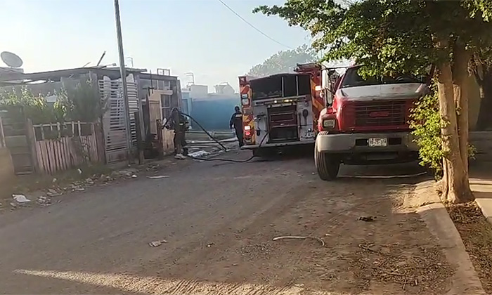 Arrasa incendio con dos viviendas en Urbi Villa del Prado