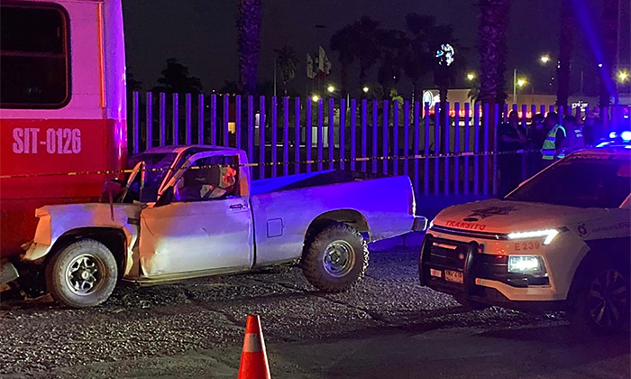 Muere al chocar contra camión en el bulevar Paseo Río Sonora y Real del Arco