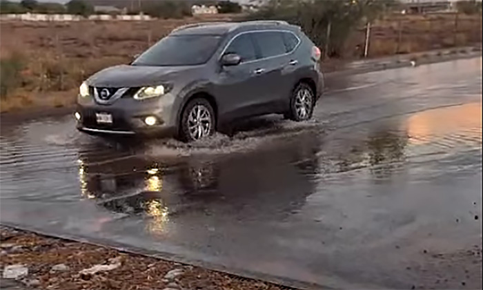 Deja lluvia encharcamientos y autos atascados en la ciudad