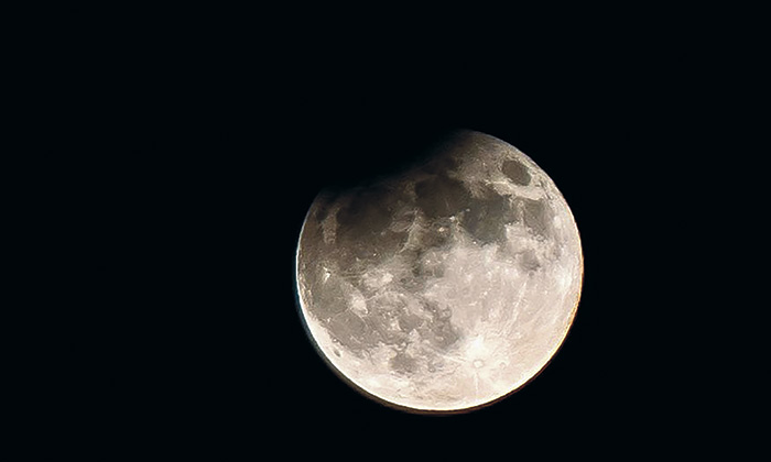 El eclipse parcial de luna fue visible en esta capital la noche de este martes