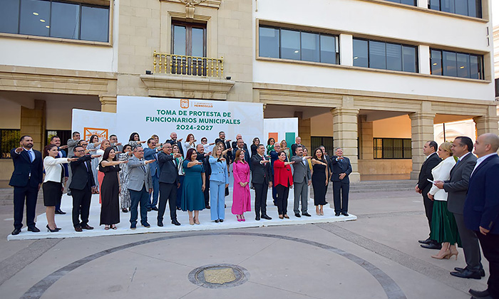 Rinden protesta nuevos funcionarios municipales ante el presidente municipal, Antonio Astiazarán