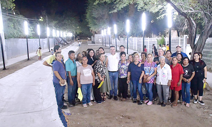 Entrega Toño Astiazarán andador iluminado en la colonia Café Combate