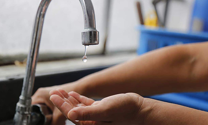 Ordenan restablecer servicio de agua a adultos mayores