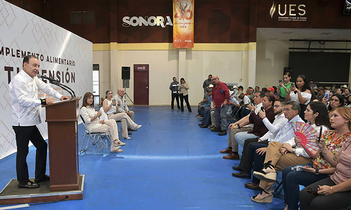 Entrega gobernador apoyo a jubilados municipales tras tres años de lucha