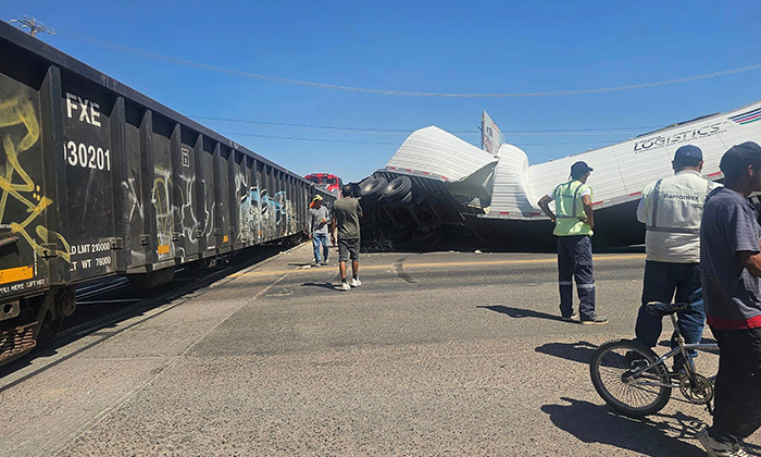 Se impacta tráiler contra tren de carga; Iba cargado con uva