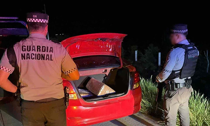 Hallan auto abandonado con droga en la carretera Guaymas Hermosillo