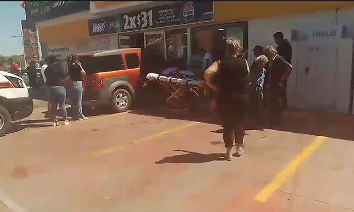 Se mete auto a tienda y arrolla a turista en San Carlos