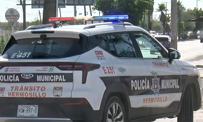 Resulta motociclista con fractura expuesta tras chocar contra poste de concreto