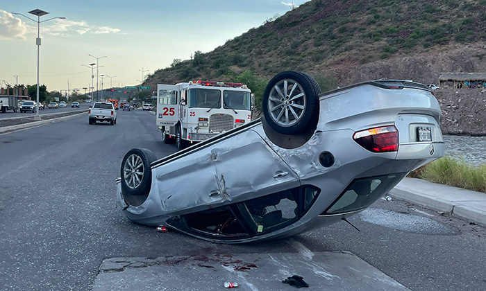 Resulta conductor lesionado al volcarse en el Puente Douglas