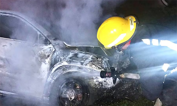 Sofocan incendio intencional de vehículo en la colonia Pimentel