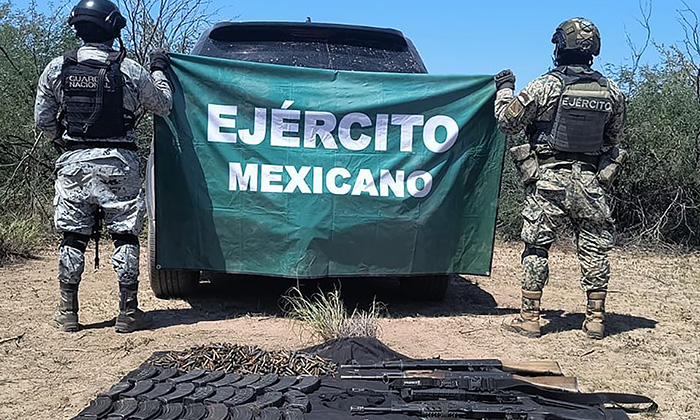 Aseguran vehículo con armas largas en Pitiquito