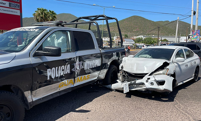 Choque de patrulla contra taxi deja tres heridos en Guaymas