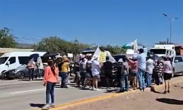 Bloquean paso de comitiva presidencial; Trabajadores del Poder Judicial de Sonora