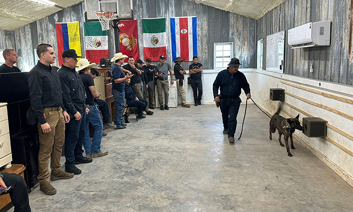 Capacitan a policías sobre detección de explosivos en Texas