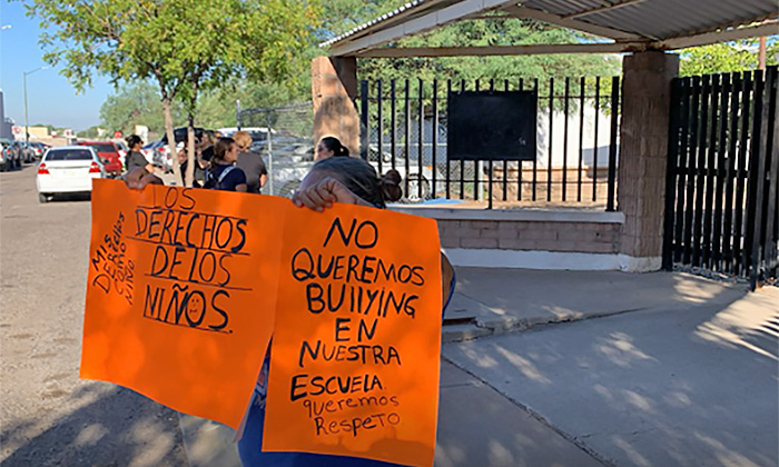 Se manifiestan padres de familia en escuela en la colonia Villa Bonita