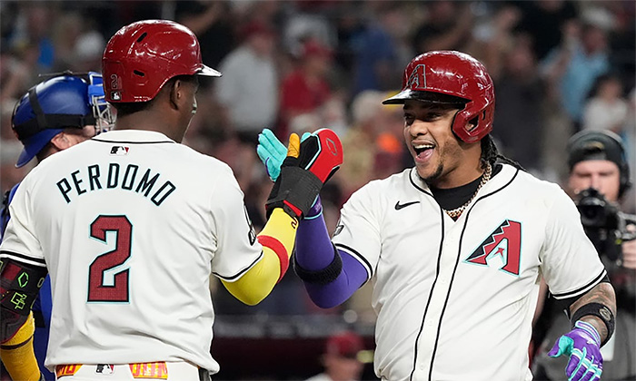 Aplasta Diamondbacks a Rangers 14-4 a base de cuadrangulares