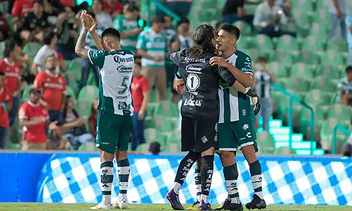 Santos quita lo invicto a Toluca por 2-0