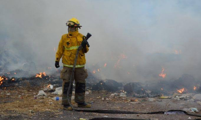 Atienden incendio de maleza y basura En el Centro