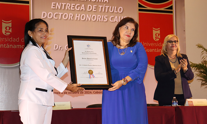 Otorga  Universidad de Guantánamo Doctorado Honoris Causa a docente universitaria