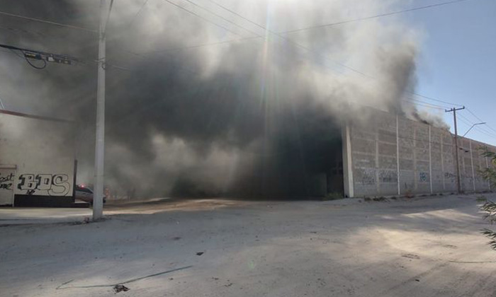 Destruye fuerte incendio tres bodegas al norte de la ciudad