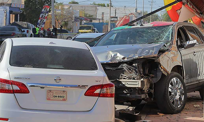 Choca y arrolla a dos personas en la colonia Solidaridad