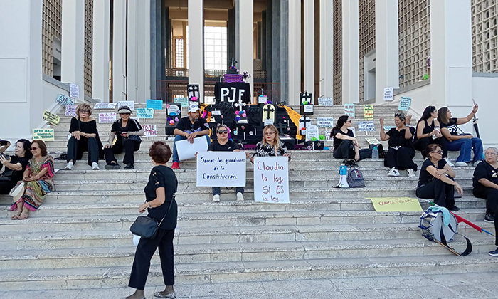 Trabajadores del Poder Judicial colocan altar de muertos en protesta a la Reforma Judicial