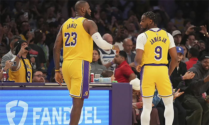 Hacen historia LeBron James y su hijo Bronny al jugar juntos en partido oficial de la NBA