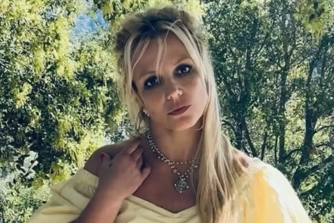 Britney Spears sufre accidente con chimenea que le quemó pestañas y cejas hace seis meses